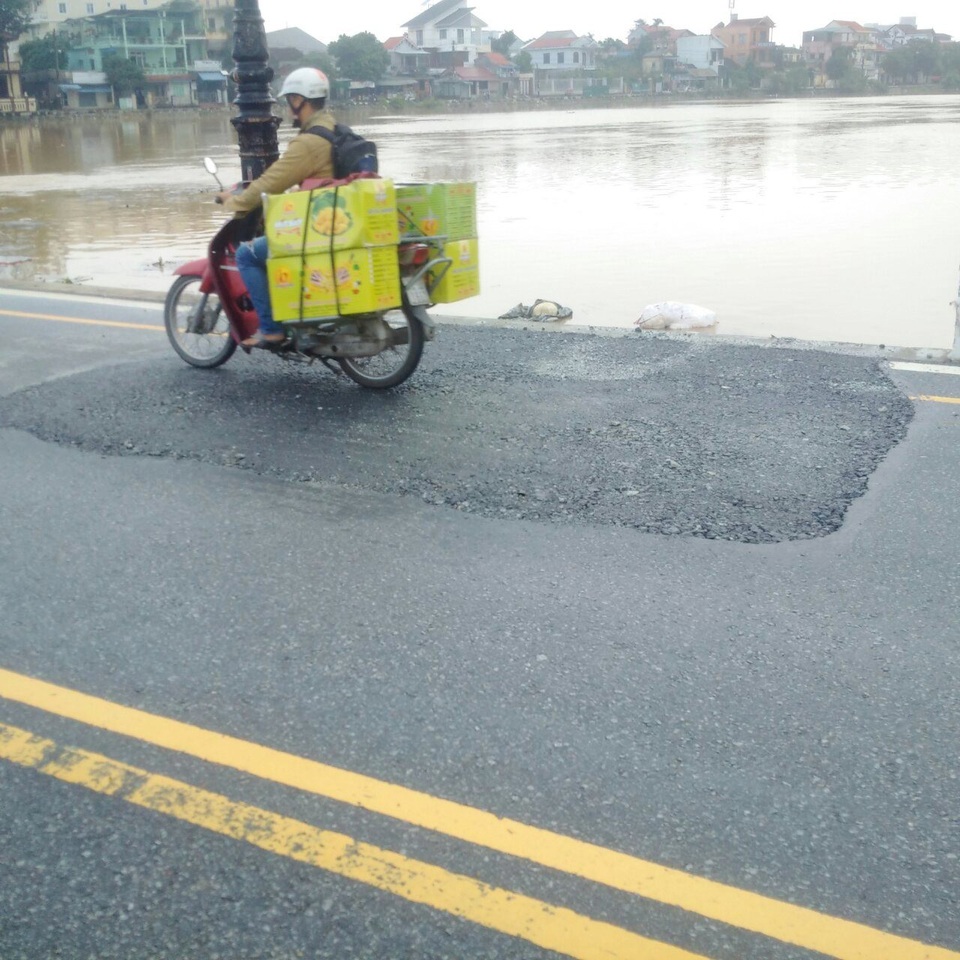 
Các vết bong tróc đã được sửa tạm thời
