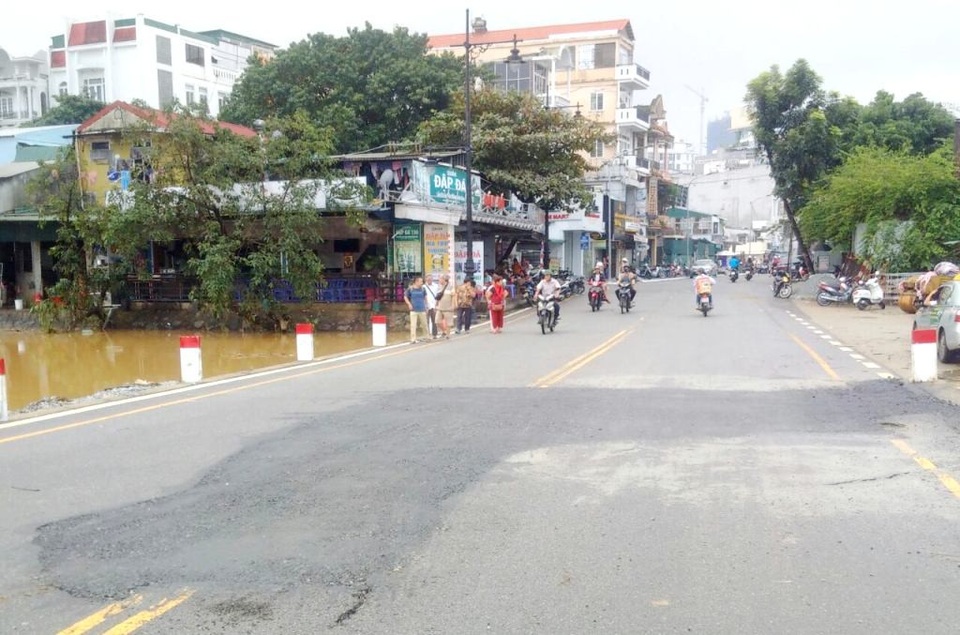 Đường Đập Đá đã được sửa chữa tạm thời cho người dân qua lại - 5