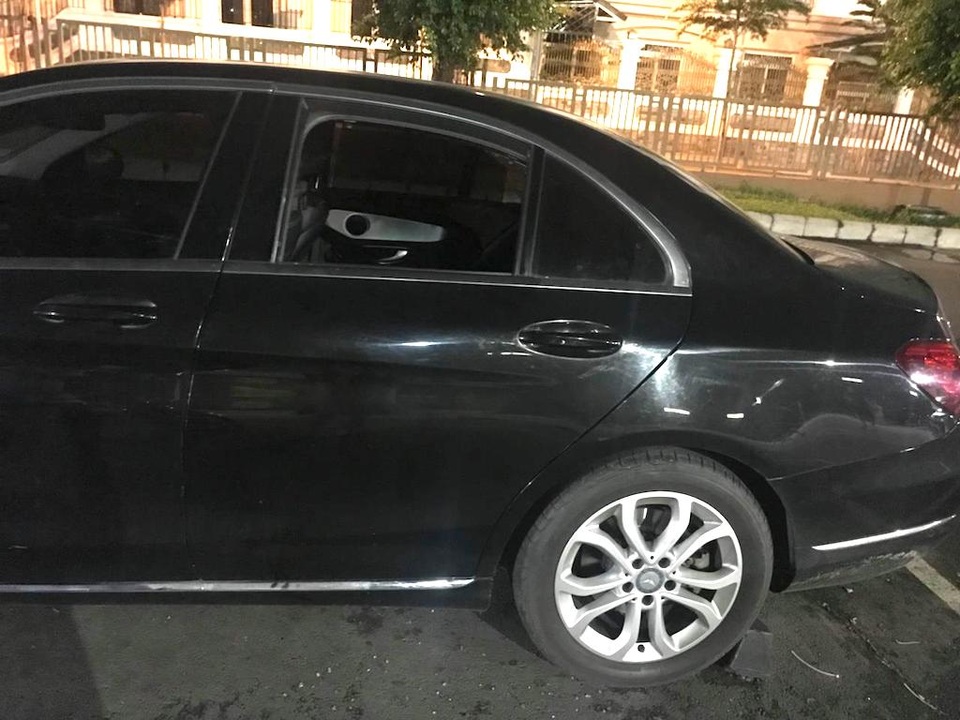 Ô tô Mercedes gửi trong siêu thị bị đập kính lấy sạch tài sản - 2 Ô tô Mercedes gửi trong siêu thị bị đập kính lấy sạch tài sản - 2