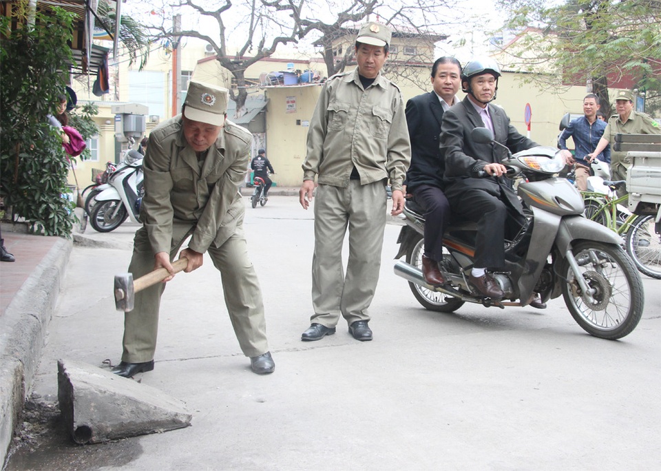 Đập phá nhiều bục bê tông lấn chiếm lòng đường ở Hà Nội - 1 Đập phá nhiều bục bê tông lấn chiếm lòng đường ở Hà Nội - 1