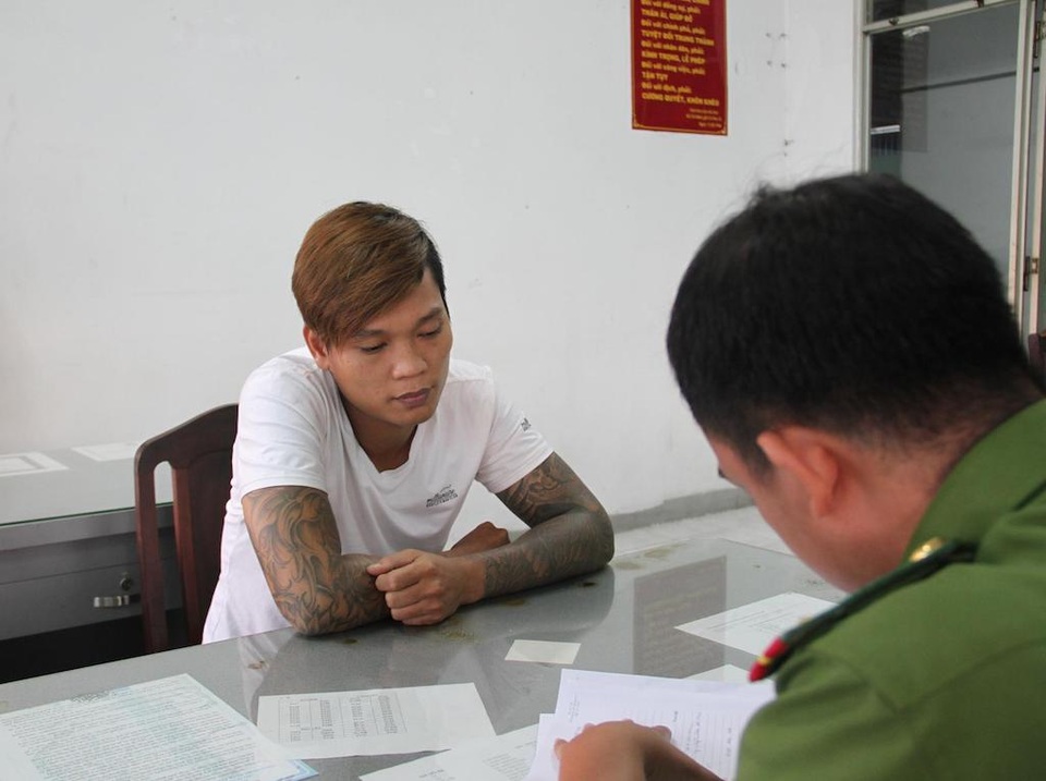 Bắt thêm 3 nghi can vụ đập phá quán kem ở trung tâm Sài Gòn - 2 Công an làm việc với nghi can Lư Vịnh Quân