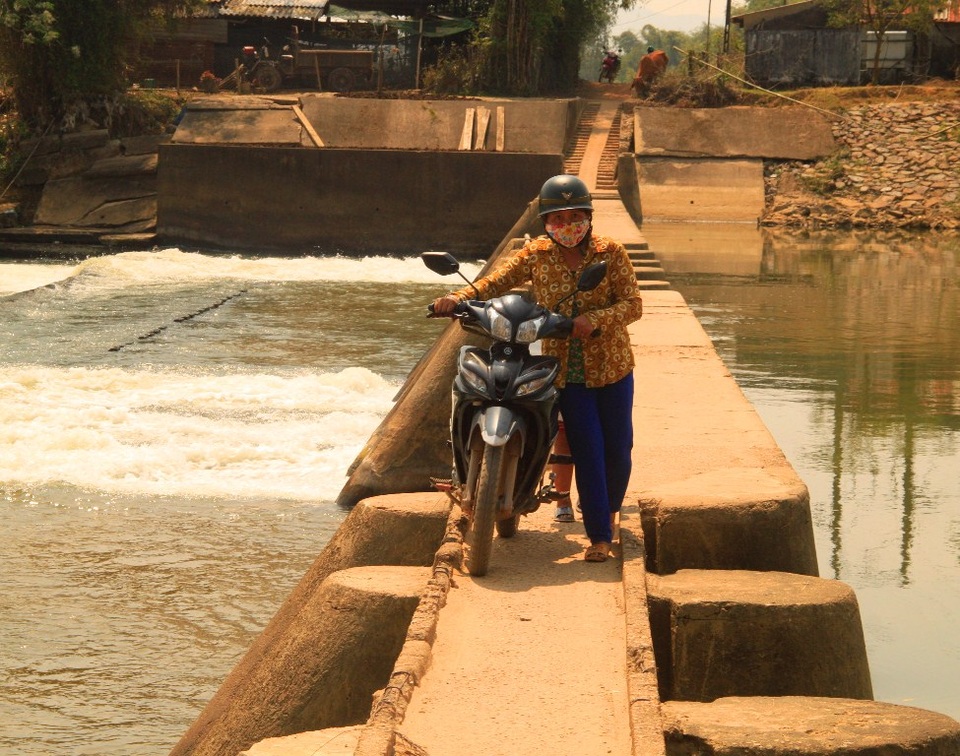 Thót tim cảnh dân liều mình băng qua đập tràn "tử thần" - 1 Đã có cả chục người dân và học sinh bỏ mạng lại ở con đập tử thần này.