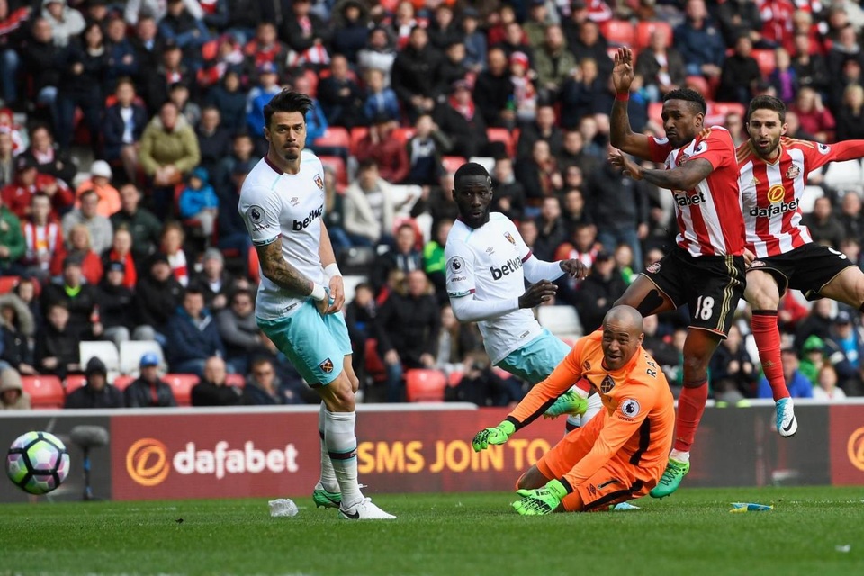 Darren Randolph mắc sai lầm trong cả hai bàn thua của West Ham trước Sunderland