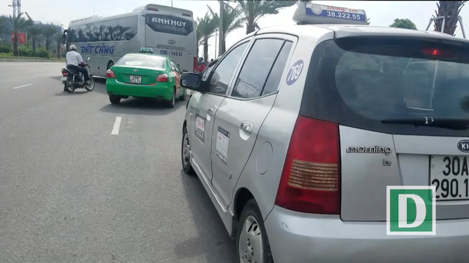 Hà Nội : Xe khách ngang nhiên lập "đại bản doanh” bắt khách trên đại lộ Thăng Long - 4
Cảnh taxi, xe ôm lao đến mời chào người xuống xe khách, tạo cảnh tượng nhốn nháo.