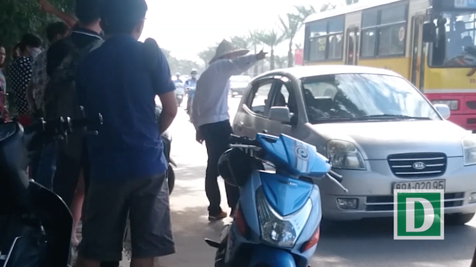 Hà Nội : Xe khách ngang nhiên lập "đại bản doanh” bắt khách trên đại lộ Thăng Long - 2
Nhân viên mặc đồng phục in tên nhà xe Anh Huy Đất Cảng đuổi xe con đón khách.