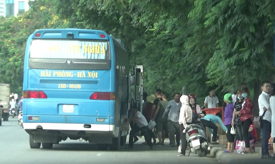 Hà Nội : Xe khách ngang nhiên lập "đại bản doanh” bắt khách trên đại lộ Thăng Long - 3
Xe dừng đón khách tuỳ tiện trên đại lộ Thăng Long.