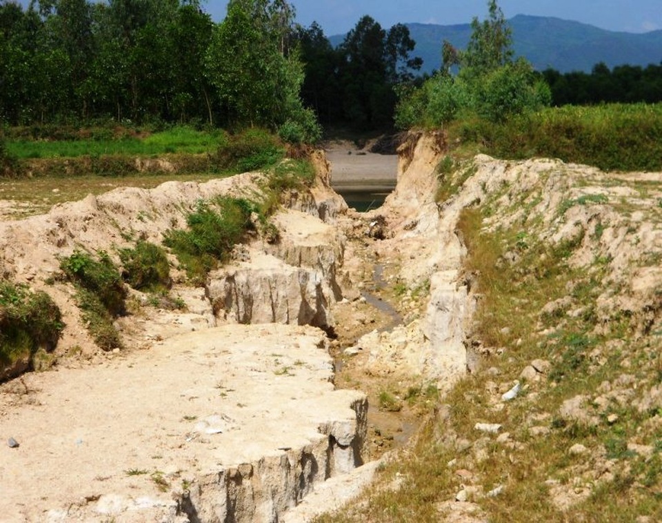 Bình Định: Dân bỏ ruộng hoang vì doanh nghiệp khai thác đá - 2 Đất, cát từ mỏ đá Cty TNHH Hoàn Cầu Granite chảy ruống vườn nhà dân và lấp cả ruộng đồng khiến nhiều diện tích trồng lúa không thể gieo sạ