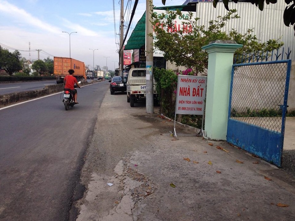 Địa ốc phía Tây TPHCM "mệt mỏi" vì những siêu dự án... trên giấy - 1 Một số văn phòng môi giới bất động sản ở xã Tân Phú Trung, Tân Thạnh Đông, thị trấn Củ Chi... vẫn trong tình trạng “án binh bất động”