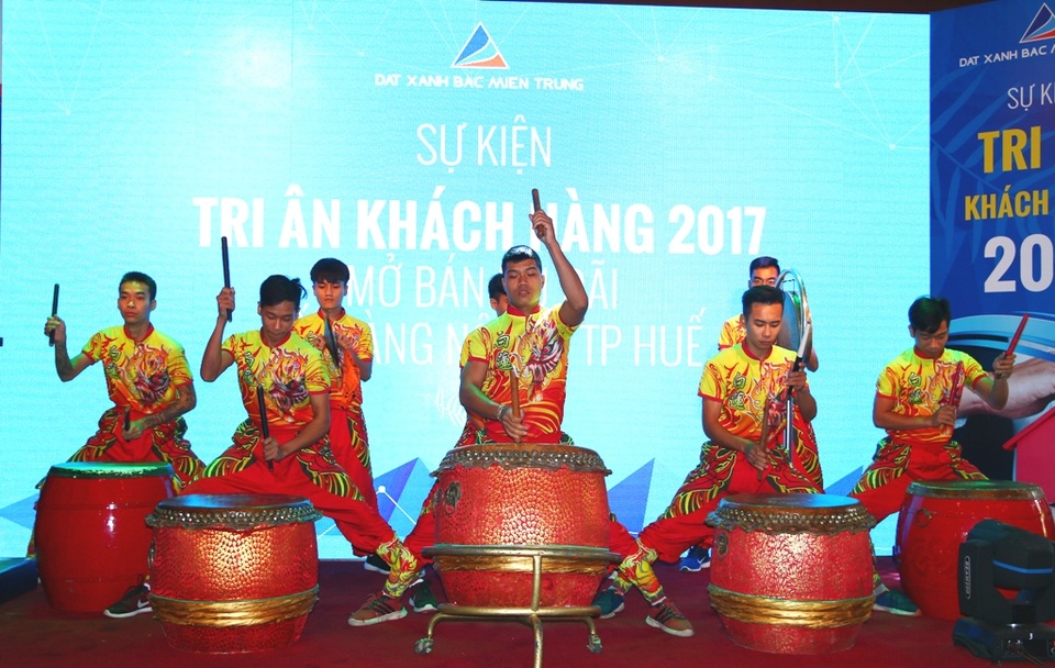 Giao dịch bùng nổ tại sự kiện mở bán nhà đất trên địa bàn TP Huế - 1 Hình ảnh màn trống hội