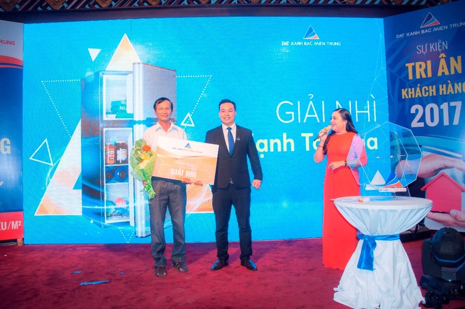 Giao dịch bùng nổ tại sự kiện mở bán nhà đất trên địa bàn TP Huế - 9 Nhiều khách hàng nhận quà tặng từ công ty
