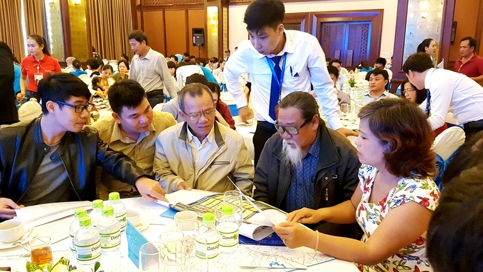 Giao dịch bùng nổ tại sự kiện mở bán nhà đất trên địa bàn TP Huế - 5 Người dân chăm chú xem các gói nhà đất ưu đãi được mở bán trong ngày 22/10