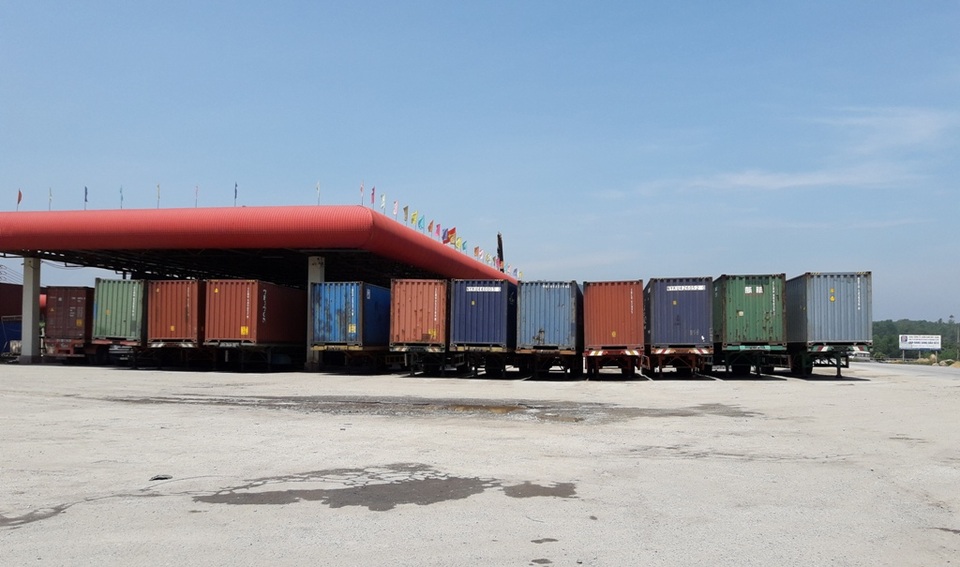 Thừa Thiên Huế: Đất xây dựng khu dịch vụ thương mại thành… bãi tập kết container - 2 Hơn 40 container tập kết ở khu đất xây dựng thương mại dịch vụ của Công ty Thanh Lễ