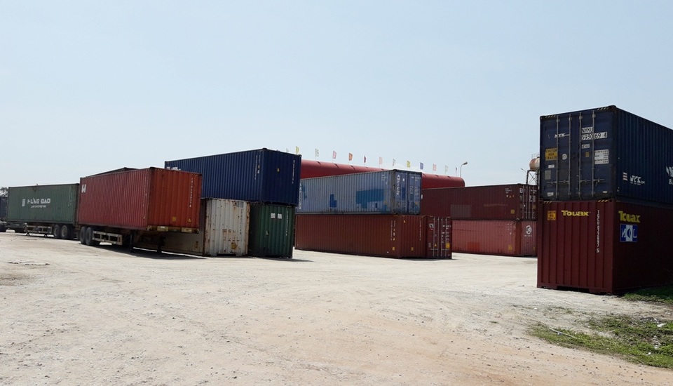 Thừa Thiên Huế: Đất xây dựng khu dịch vụ thương mại thành… bãi tập kết container - 1 Bãi tập kết container trái phép