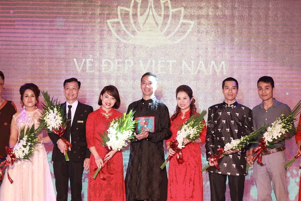 NTK Đỗ Trịnh Hoài Nam và các doanh nhân hảo tâm ủng hộ đồng bào miền Trung - 3 NTK Đỗ Trịnh Hoài Nam (giữa) đã đấu giá chiếc áo dài dát vàng trong BST Sen Vàng cho công tác từ thiện.