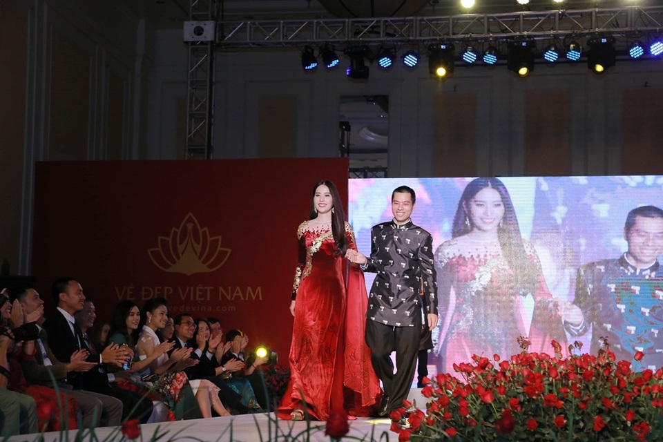 NTK Đỗ Trịnh Hoài Nam và các doanh nhân hảo tâm ủng hộ đồng bào miền Trung - 2 Ông Phạm Văn Ninh (CEO BĐS Thái Sơn Real) là người đấu giá thành công chiếc áo dài với mức giá 80 triệu đồng.