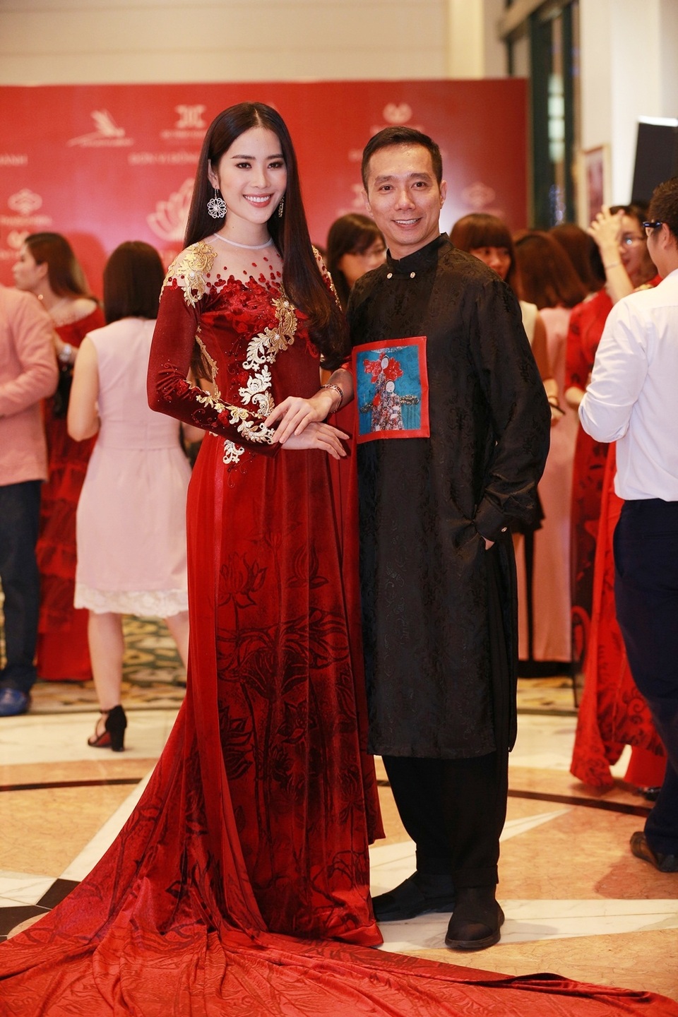 NTK Đỗ Trịnh Hoài Nam đấu giá áo dài dát vàng ủng hộ đồng bào vùng lũ - 1 NTK Đỗ Trịnh Hoài Nam đã đấu giá từ thiện chiếc áo dài đặc biệt nhất được trình diễn bởi Người đẹp Ảnh, Top 8 Hoa hậu Trái đất Nam Em.