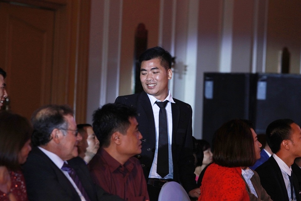 NTK Đỗ Trịnh Hoài Nam đấu giá áo dài dát vàng ủng hộ đồng bào vùng lũ - 3 NTK Đỗ Trịnh Hoài Nam đấu giá áo dài dát vàng ủng hộ đồng bào vùng lũ - 3