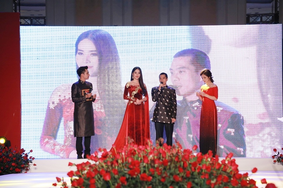 NTK Đỗ Trịnh Hoài Nam đấu giá áo dài dát vàng ủng hộ đồng bào vùng lũ - 4 Ông Phạm Văn Ninh (CEO BĐS Thái Sơn Real) là người đấu giá thành công chiếc áo dài.