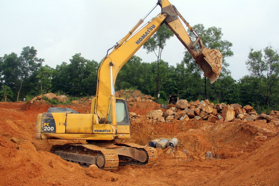 Phát hiện nhiều sai phạm tại mỏ đá đang "băm nát" ngọn Sư Tử - 2 Tổng công ty hợp tác kinh tế QK 4 hiện đang cho bóc đất tầng phủ, cắt lớp mở rộng khai thác theo yêu cầu của đơn vị chức năng.