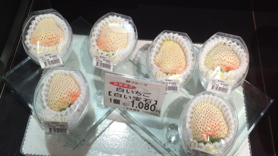 Loại trái cây siêu đắt được ví như "ngọc trắng" có gì đặc biệt? - 5 Những trái dâu trắng bàn bán ở siêu thị tại Nhật Bản