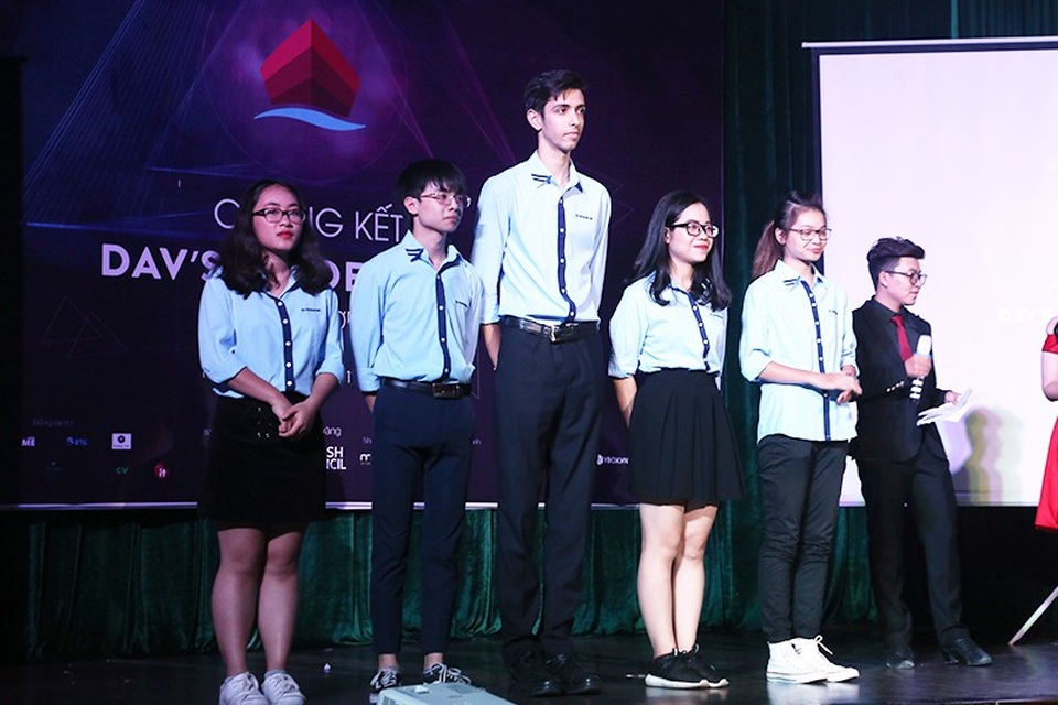Em trai người mẫu Andrea Aybar "tranh cử" khóa trưởng HV Ngoại giao - 1
Top 5 thí sinh xuất sắc nhất tranh tài trong đêm chung kết của DAV’s Leaders.