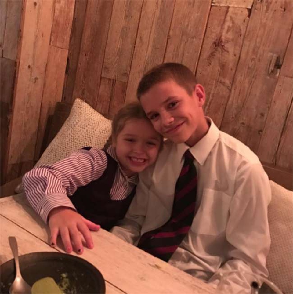David Beckham chia sẻ ảnh “độc” nhân dịp sinh nhật “công chúa nhỏ” - 5
Romeo, con trai thứ hai của David và Victoria Beckham, khoe ảnh chụp cùng em gái nhỏ.