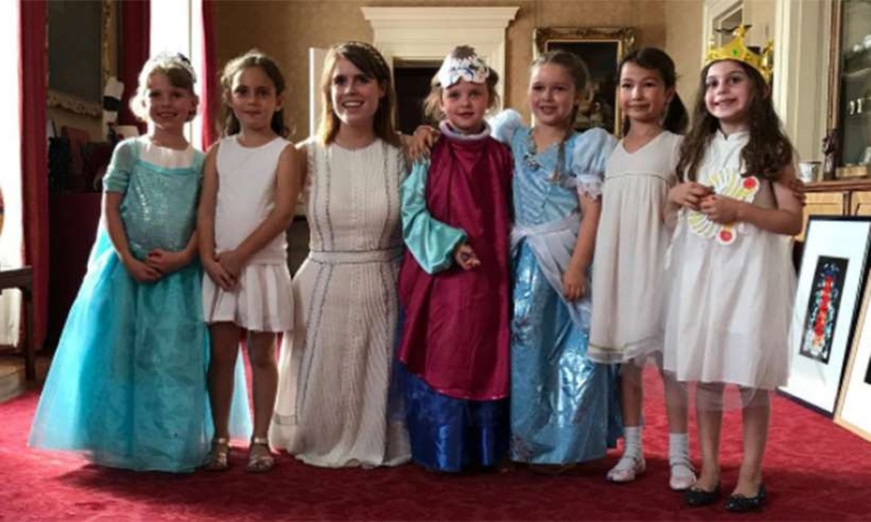 David Beckham chia sẻ ảnh “độc” nhân dịp sinh nhật “công chúa nhỏ” - 3
Harper hạnh phúc khi được thăm cung điện, gặp công chúa thực và làm quen với cuộc sống của một cô công chúa.