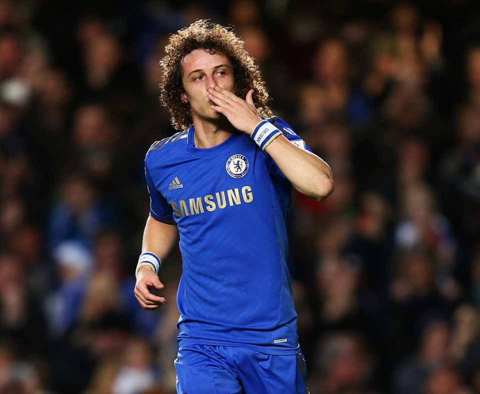 Những cầu thủ tỏa sáng rực rỡ sau khi rời khỏi Chelsea - 8 Thời ở Chelsea, David Luiz thi đấu thiếu ổn định. Dù vậy, anh đã tiến bộ hơn khi đá cặp cùng người đồng hưởng Thiago Silva ở PSG. Mùa Hè năm ngoái, Chelsea quyết định mua lại trung vệ người Brazil. Ở mùa giải vừa qua, anh đã thi đấu ổn định và là nhân tố quan trọng giúp CLB vô địch Premier League.