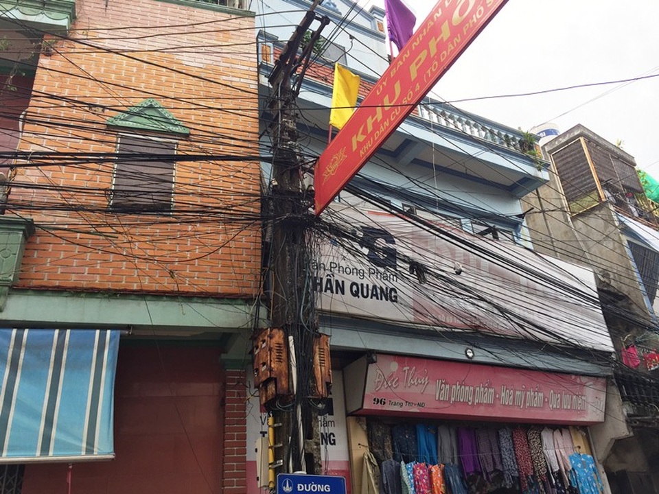 Những chiếc “bẫy” cháy nổ trên đầu người dân - 3 “Nguyên nhân dẫn đến các vụ cháy nổ dây điện, cáp viễn thông hầu hết do các đơn vị viễn thông tuỳ tiện treo mắc dây trên cột điện gây quá tải
