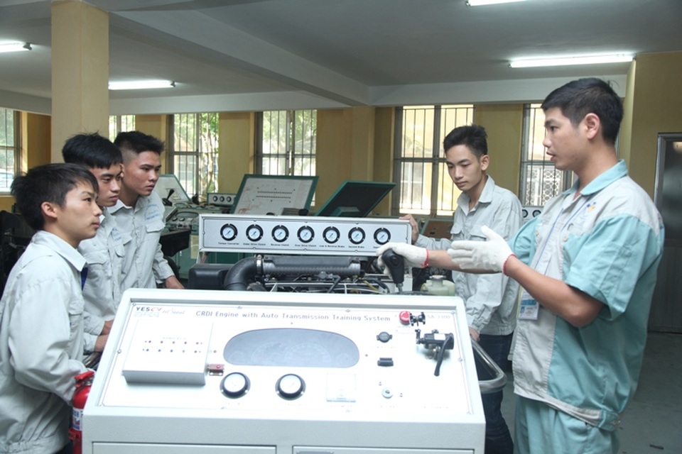 Đến năm 2020, 75% lao động Hà Nội được đào tạo - 1
Giáo viên Trường Cao đẳng nghề Công nghiệp Hà Nội đang hướng dẫn sinh viên thực tập nghề Công nghệ ô tô. Ảnh: Phạm Hùng.