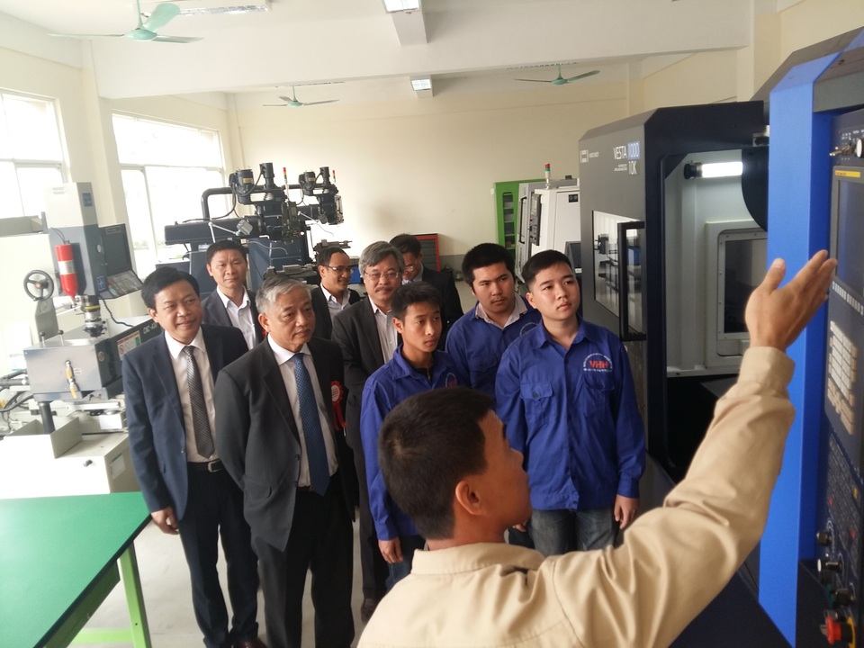 Trồng cây là cách thực hiện ý thức làm việc chuyên nghiệp - 3 
Hệ thống máy thực hành tại Trường CĐ Nghề Việt Nam - Hàn Quốc.