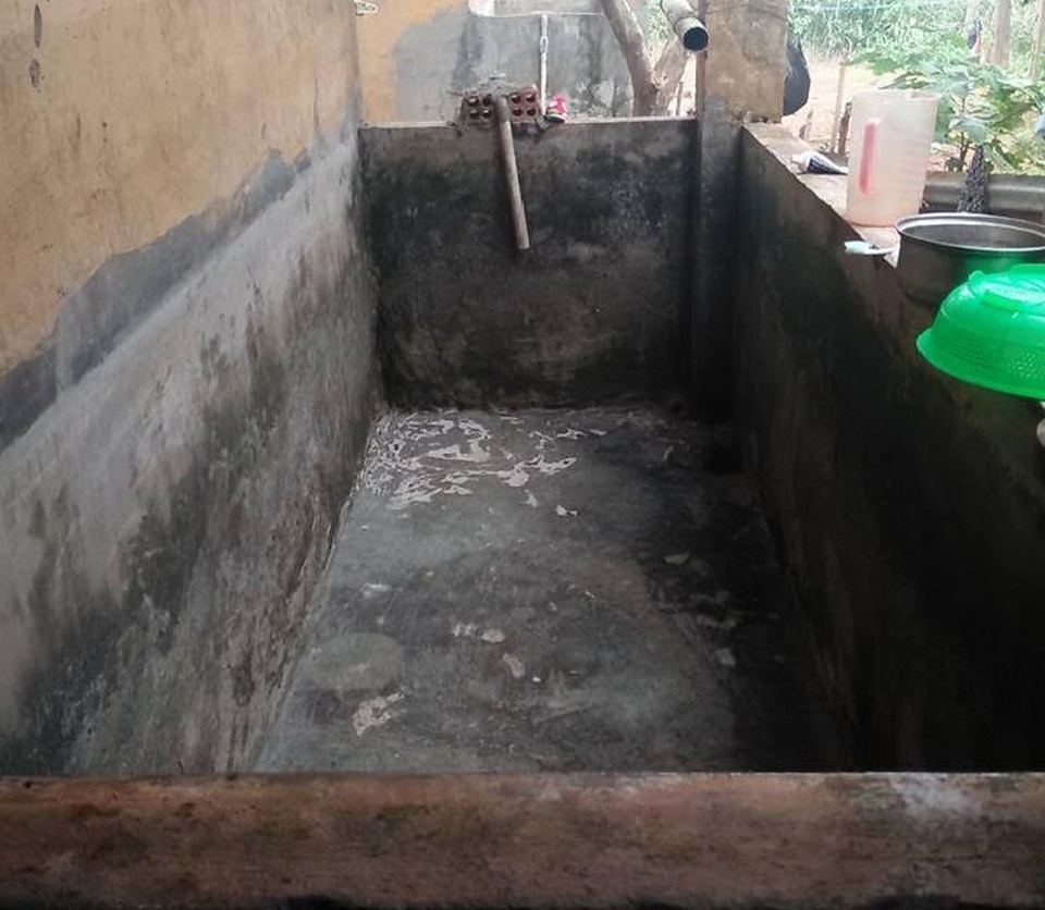 
Mỗi nhà được xây dựng một chết chứa nước nhưng lúc nào cũng khô hanh, để không
