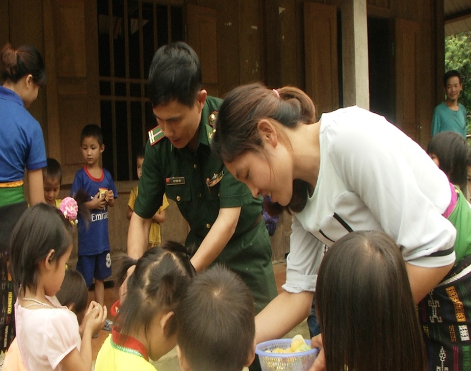 Những người “hồi sinh” bản làng vùng biên - 4 Thiếu tá Thu và các giáo viên phát quà cho các cháu học sinh điểm trường Mầm non bản Khà