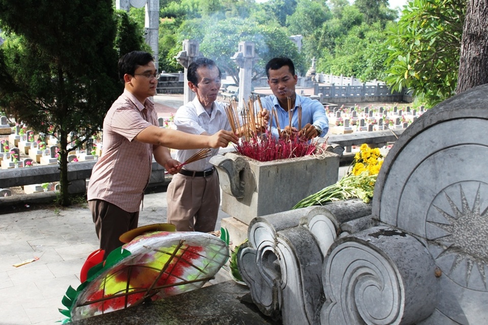 Nhiều phần quà đến với gia đình chính sách, có công trên mảnh “đất thiêng” Quảng Trị - 3 Cán bộ và phóng viên VPĐD Báo Dân trí tại Bắc miền Trung dâng hương tri ân liệt sĩ tại Nghĩa trang liệt sĩ Quốc gia Trường Sơn