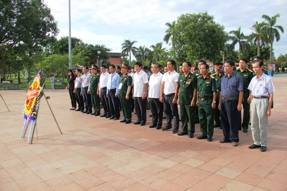 Nhiều phần quà đến với gia đình chính sách, có công trên mảnh “đất thiêng” Quảng Trị - 1
Ban tổ chức giải đua xe đạp dâng hoa...