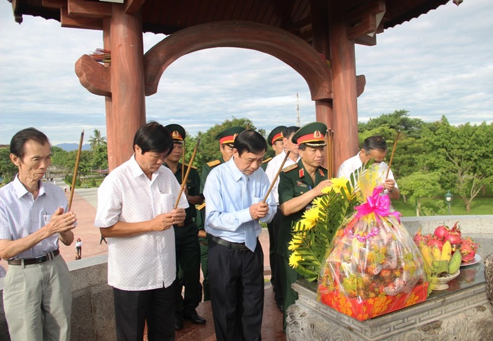Nhiều phần quà đến với gia đình chính sách, có công trên mảnh “đất thiêng” Quảng Trị - 2 ... và dâng hương tri ân các anh hùng, liệt sĩ tại Thành cổ Quảng Trị