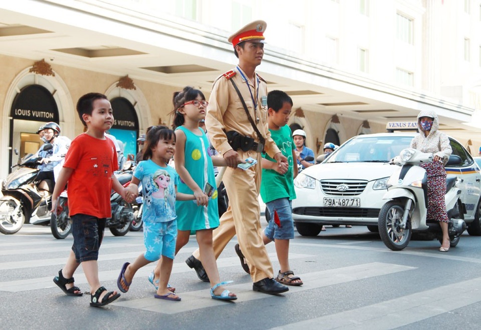 Ảnh đơn giải ba Trên phố Tràng Tiền..., tác giả Phạm Văn Hùng.