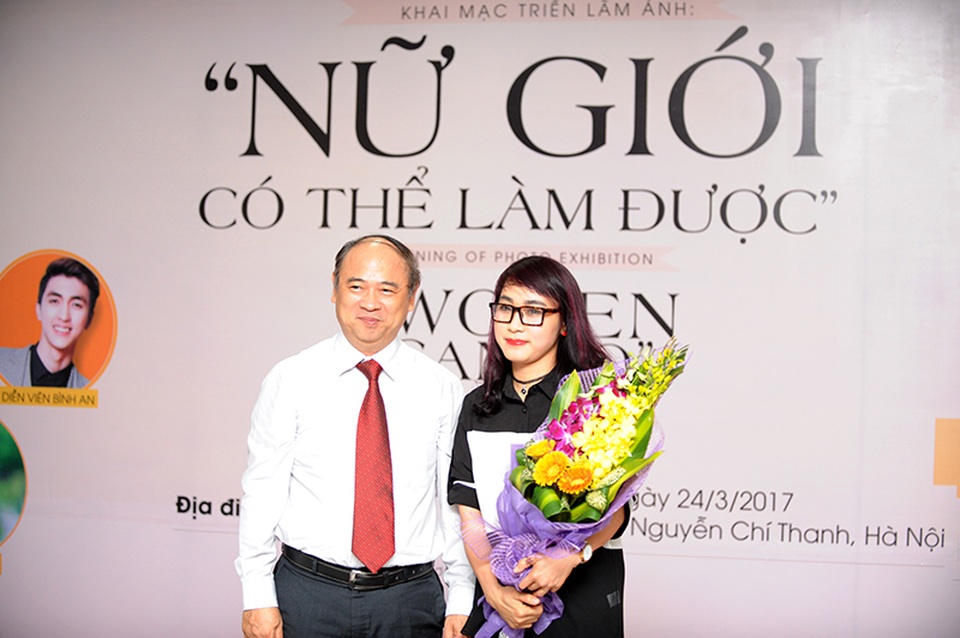 Những phụ nữ tài năng khiến phái mạnh cũng phải ngưỡng mộ - 2 Tác giả triển lãm: Nhà báo Nguyễn Thị Quỳnh Hoa (bên phải ảnh)