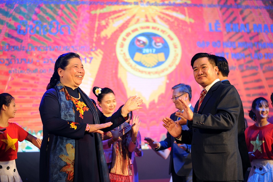 Khai mạc Gặp gỡ hữu nghị thanh niên Việt Nam – Lào 2017 - 1 Phó Chủ tịch thường trực Quốc hội Việt Nam Tòng Thị Phóng (bên trái ảnh) chào mừng đoàn đại biểu thanh niên Lào sang Việt Nam tham dự chương trình giao lưu. Bà hoà chung vào điệu múa truyền thống của dân tộc Lào anh em.