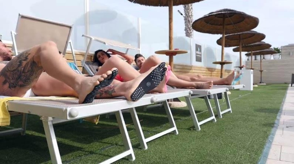 Giày chỉ có đế bám dính cho phép bạn đi chân trần trên bờ biển - 2
Nakefit có thể dùng khi đi du lịch vì chúng chống nước và chống nóng.