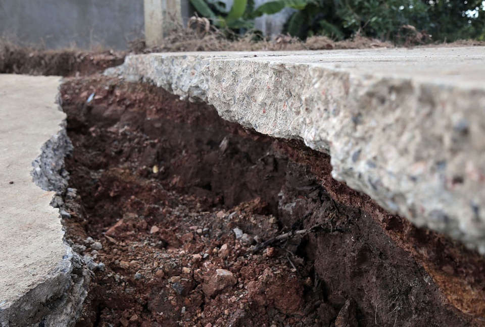 Đê bê tông vỡ toác, sụt lún khi mới đưa vào sử dụng - 2 Đê bê tông vỡ toác, sụt lún khi mới đưa vào sử dụng - 2