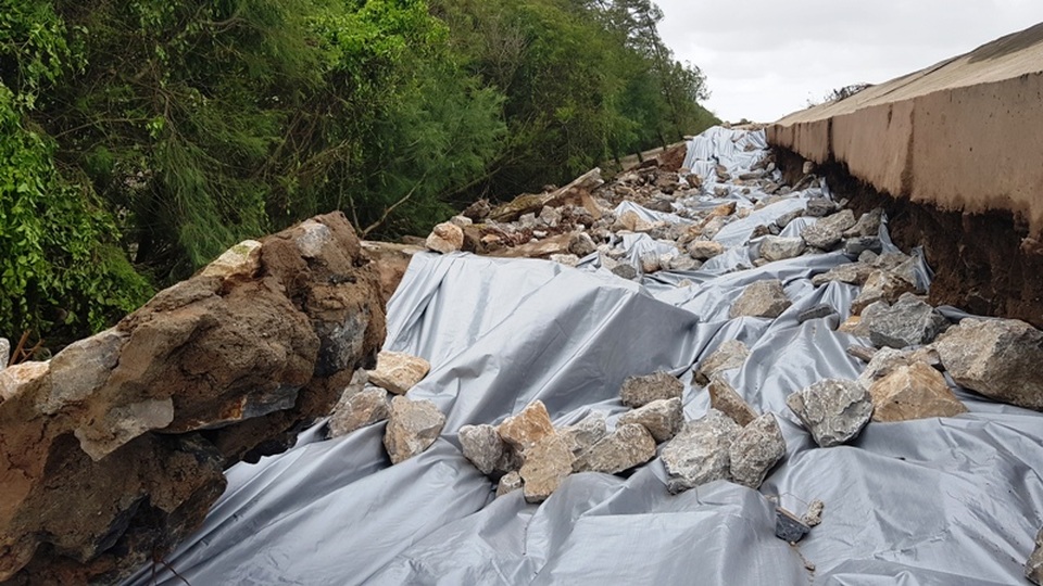 Đường dọc biển tan hoang sau đợt triều cường lịch sử - 15
Tại một số bờ kè, bờ đê, chính quyền địa phương đã gấp rút huy động lực lượng dùng bao đất gia cố những vị trí bị sạt nhằm đảm bảo an toàn cho diện tích lúa, hoa màu và tài sản của người dân.