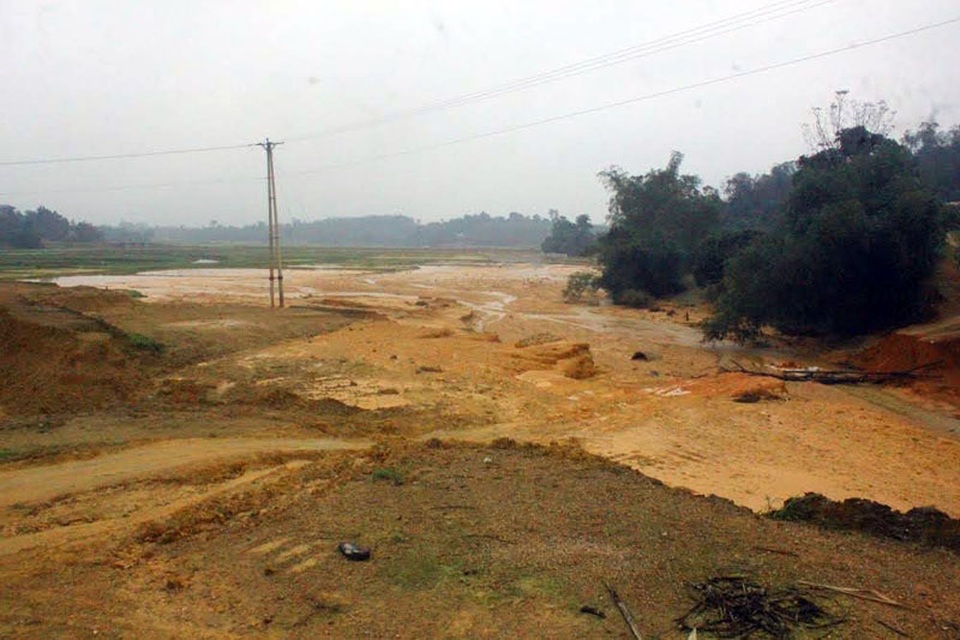 
Phần diện tích hoa màu của người dân gần vị trí đê vỡ bị bùn đất lấp sâu tới nửa mét.
