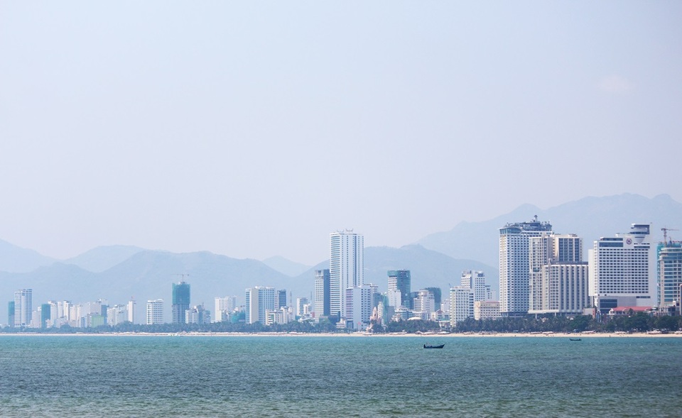 Vì sao đề xuất lấn Vịnh Nha Trang gây dư luận trái chiều? - 1 Đề xuất lấn Vịnh Nha Trang được nêu trở lại vào giữa tháng 4/2017 tại UBND tỉnh Khánh Hòa. Theo đó, cán bộ Viện Quy hoạch đô thị và Nông thôn quốc gia (Bộ Xây dựng) đã giới thiệu và thuyết trình ý tưởng của chuyên gia người Thụy Sỹ, do Sở Xây dựng Khánh Hòa mời