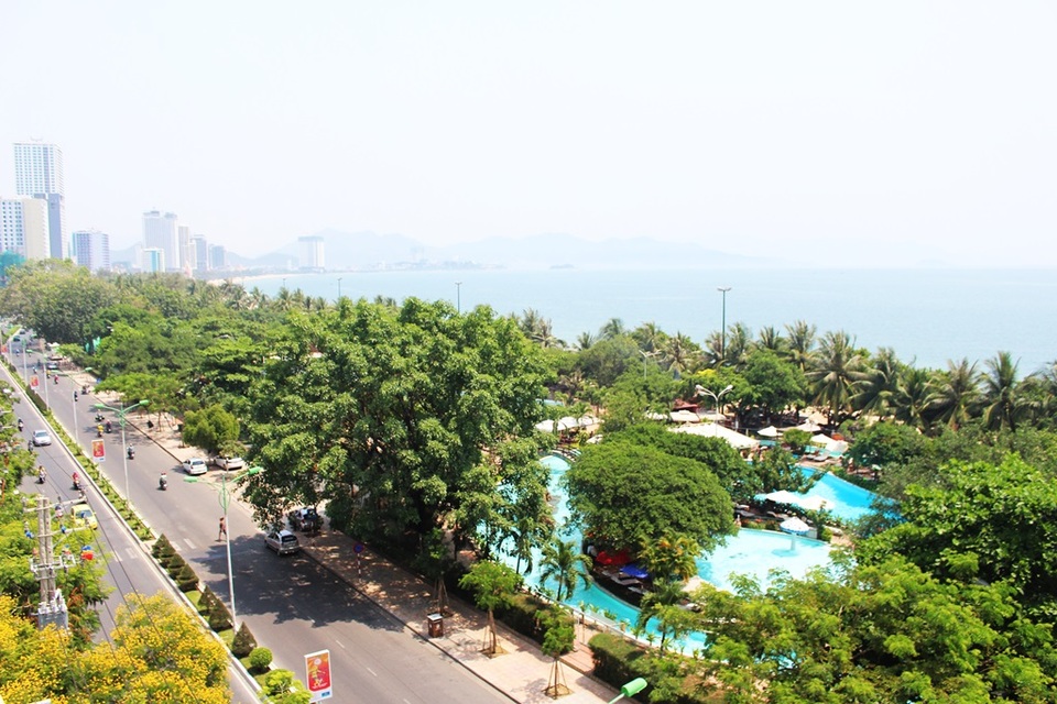 Vì sao đề xuất lấn Vịnh Nha Trang gây dư luận trái chiều? - 7 Kiến trúc sư Nguyễn Văn Lộc từng nhấn mạnh rằng, lâu nay đặc trưng của Vịnh Nha Trang chính là dải cây xanh dọc bãi biển, bãi cát trắng và mặt nước vịnh tạo nên cảnh quan ít nơi có. Thế nhưng, nhiều dự án dọc bãi biển lấy lí do tôn tạo nhưng xây dựng bê-tông cốt thép thì coi như đã phá hủy đặc trưng đó