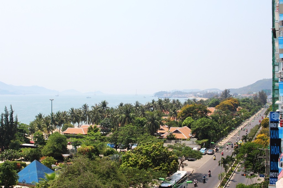 Vì sao đề xuất lấn Vịnh Nha Trang gây dư luận trái chiều? - 8 Khu nghỉ mát Ana Mandara diện tích 26.000m2 (phía Đông đường Trần Phú, TP Nha Trang) từng bị chuyên gia phản đối vì che chắn tầm nhìn ra biển Nha Trang