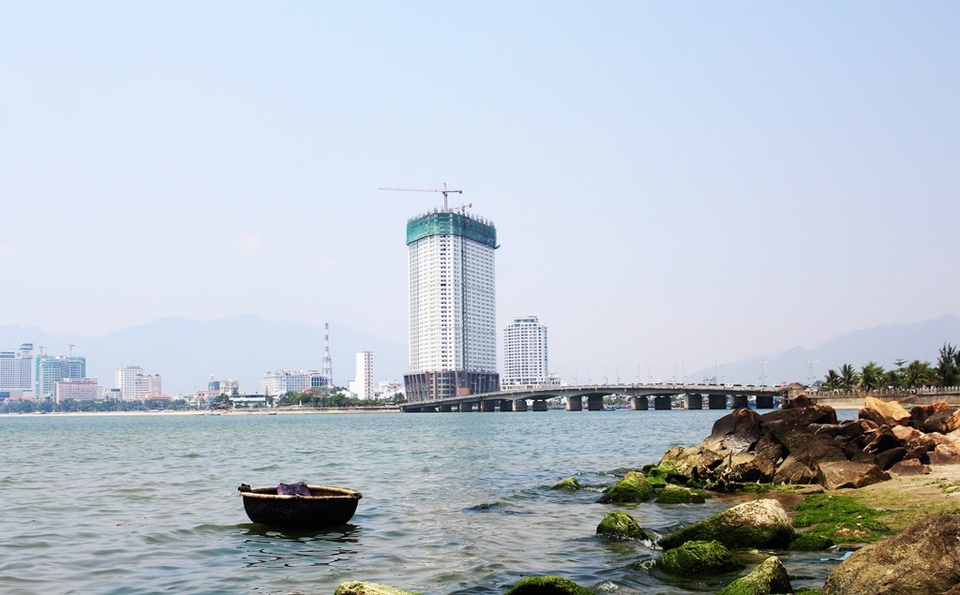 Vì sao đề xuất lấn Vịnh Nha Trang gây dư luận trái chiều? - 2 Chuyên gia nêu ý tưởng lấn biển nhiều điểm, trong đó nhấn mạnh khu vực phía Đông - Nam cầu Trần Phú là quan trọng, cần hình thành công trình hoặc cụm công trình điểm nhấn. Định hướng chung cả phía Đông, phía Tây khu vực cầu Trần Phú cần là đô thị hiện đại, có thể là dạng cao tầng nên có thể lấn ra biển, làm cầu cảng ở khu vực này