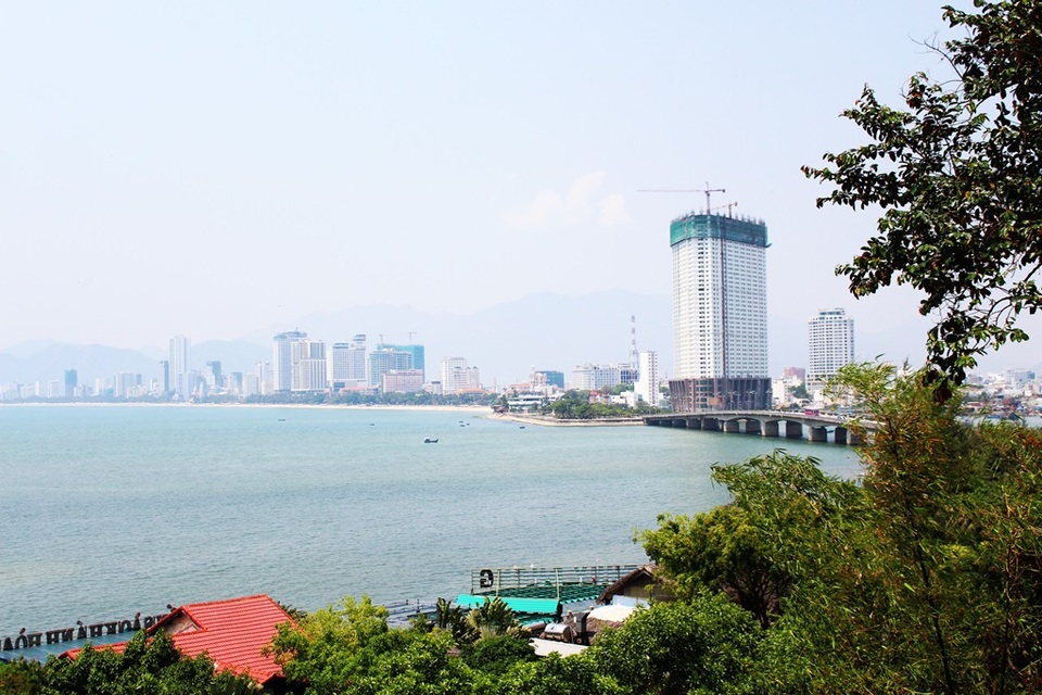 Vì sao đề xuất lấn Vịnh Nha Trang gây dư luận trái chiều? - 4
Kiến trúc sư Nguyễn Văn Lộc, Chủ tịch Hội Kiến trúc sư Khánh Hòa, cho rằng, Vịnh Nha Trang được xác định cảnh quan thiên nhiên cấp quốc gia. Do đó, Vịnh phải được điều tiết bằng Luật Di sản. “Hai đầu cầu Trần Phú cần có độ thoáng cửa sông. Nếu làm khu đô thị sẽ mất hình ảnh của thiên nhiên, ông Lộc nói