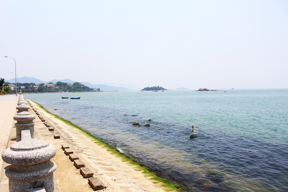 Vì sao đề xuất lấn Vịnh Nha Trang gây dư luận trái chiều? - 3 Khu vực này được nêu ý tưởng lấn biển để làm công trình điểm nhấn ở phía Đông cầu Trần Phú. Ngay lập tức, đề xuất lấn biển Nha Trang đã vấp phải phản đối của một số chuyên gia vì cho rằng có thể ảnh hưởng tới cảnh quan danh thắng quốc gia, môi trường biển...