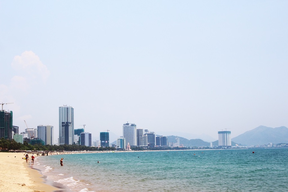 Vì sao đề xuất lấn Vịnh Nha Trang gây dư luận trái chiều? - 9 Theo Sở Xây dựng Khánh Hòa, hiện nay mới nghe các chuyên gia nêu ý tưởng quy hoạch lại bãi biển và sẽ làm một đồ án chính thức để trình UBND tỉnh Khánh Hòa xem xét. Sau đó, sẽ lấy ý kiến rộng rãi cộng đồng, nhân dân và các hội nghề nghiệp rồi mới thực hiện